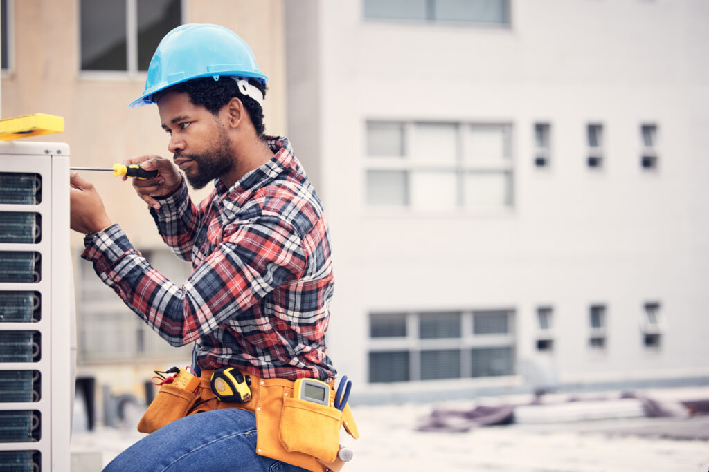 Técnico prestador de serviços de suporte 24/7 para geradores