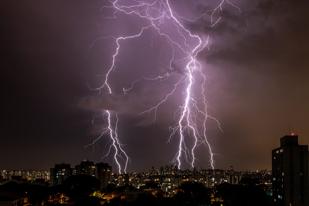 As chuvas torrenciais são uma das principais consequências das mudanças climáticas.